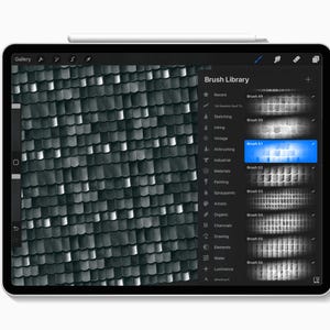 Puede incluir: Una pantalla de tableta que muestra la interfaz de una aplicaci&oacute;n de arte digital con un men&uacute; de biblioteca de pinceles a la derecha. El lienzo principal muestra un patr&oacute;n repetitivo de tejas de color gris oscuro, etiquetadas como Brush 49 a 56.