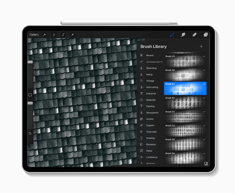 Puede incluir: Una pantalla de tableta que muestra la interfaz de una aplicaci&oacute;n de arte digital con un men&uacute; de biblioteca de pinceles a la derecha. El lienzo principal muestra un patr&oacute;n repetitivo de tejas de color gris oscuro, etiquetadas como Brush 49 a 56.
