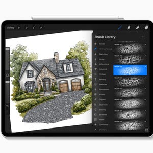 Puede incluir: Una tableta digital que muestra una ilustraci&oacute;n estilo acuarela de una casa de dos pisos con un camino de piedra y jardines. La interfaz de la pantalla muestra un men&uacute; de Biblioteca de pinceles con una lista de pinceles texturizados.