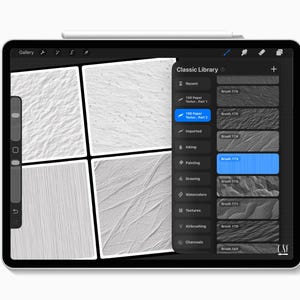 Puede incluir: Una tableta digital que muestra una interfaz de aplicaci&oacute;n de dibujo. La pantalla muestra texturas de papel y opciones de pinceles. El texto "Classic Library" y "100 Paper Texture - Part 2" son visibles. Un l&aacute;piz &oacute;ptico descansa sobre la tableta.