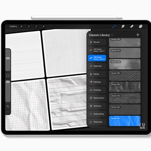 Puede incluir: Una tableta digital que muestra una interfaz de programa de arte digital. La pantalla muestra texturas de papel y opciones de pinceles. El texto "Classic Library" y "100 Paper Texture Part 2" son visibles. Un l&aacute;piz &oacute;ptico descansa en el borde superior de la tableta.