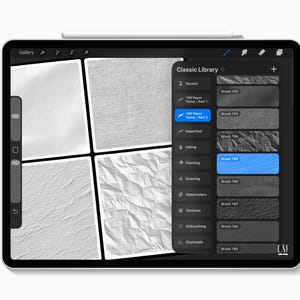 Puede incluir: Una tableta digital muestra una interfaz de dise&ntilde;o creativo con un l&aacute;piz &oacute;ptico. La pantalla muestra una "Biblioteca Cl&aacute;sica" con opciones de pinceles y muestras de texturas de papel. La interfaz incluye opciones para pintar, dibujar y acuarelas.