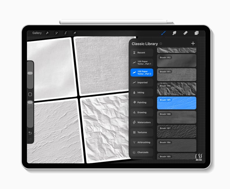 Puede incluir: Una tableta digital muestra una interfaz de dise&ntilde;o creativo con un l&aacute;piz &oacute;ptico. La pantalla muestra una "Biblioteca Cl&aacute;sica" con opciones de pinceles y muestras de texturas de papel. La interfaz incluye opciones para pintar, dibujar y acuarelas.