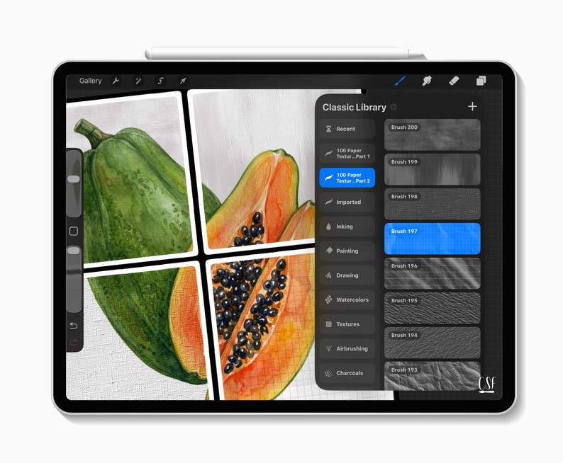 Puede incluir: Una tableta digital muestra una ilustraci&oacute;n de papaya, dividida en cuadrantes. Uno muestra una papaya verde entera, otros muestran la pulpa naranja con semillas negras. La interfaz de la tableta incluye una "Biblioteca Cl&aacute;sica" con opciones de pincel.