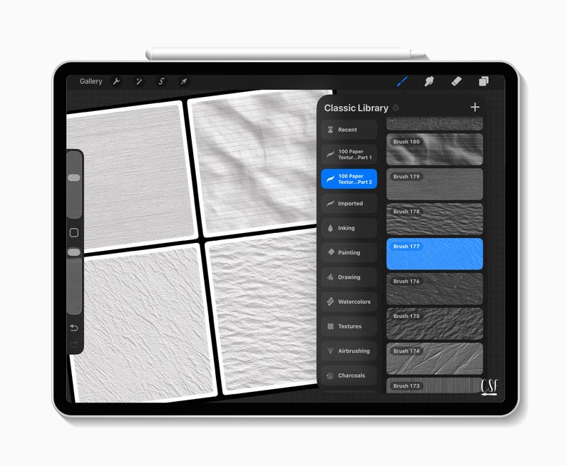 Puede incluir: Una tableta digital que muestra una interfaz de programa de arte digital. La pantalla muestra una cuadr&iacute;cula de muestras de papel texturizado y una barra lateral con opciones de pincel. El texto "Classic Library" y "100 Paper Textur...Part 2" son visibles.