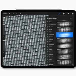Puede incluir: Una tableta digital que muestra una interfaz de software con un men&uacute; de Biblioteca de pinceles a la derecha. La pantalla muestra un patr&oacute;n de textura de metal corrugado en escala de grises. La interfaz incluye iconos y nombres.