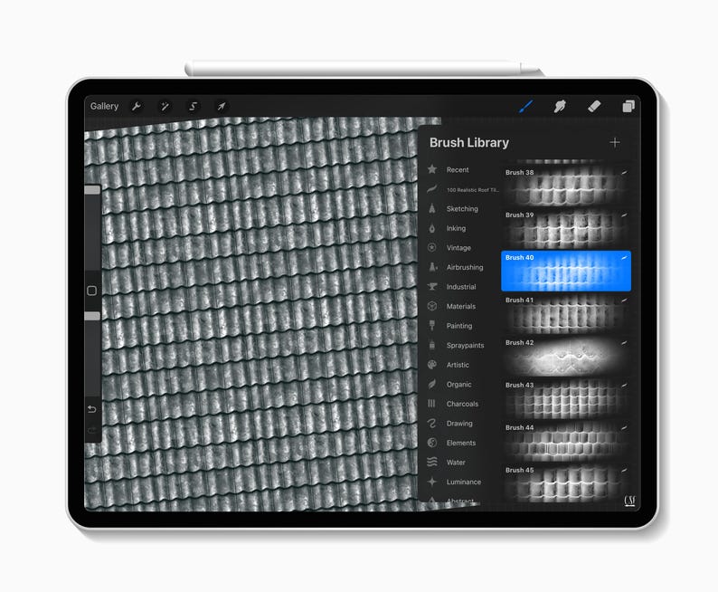Puede incluir: Una tableta digital que muestra una interfaz de software con un men&uacute; de Biblioteca de pinceles a la derecha. La pantalla muestra un patr&oacute;n de textura de metal corrugado en escala de grises. La interfaz incluye iconos y nombres.