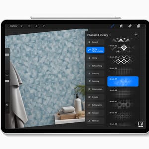 Puede incluir: Una tableta digital que muestra una interfaz de software con un men&uacute; Classic Library que presenta varios iconos de pinceles. La pantalla muestra un fondo de patr&oacute;n de azulejos de mosaico azul con una toalla blanca, un dispensador de jab&oacute;n y una bandeja de madera sobre un mostrador.