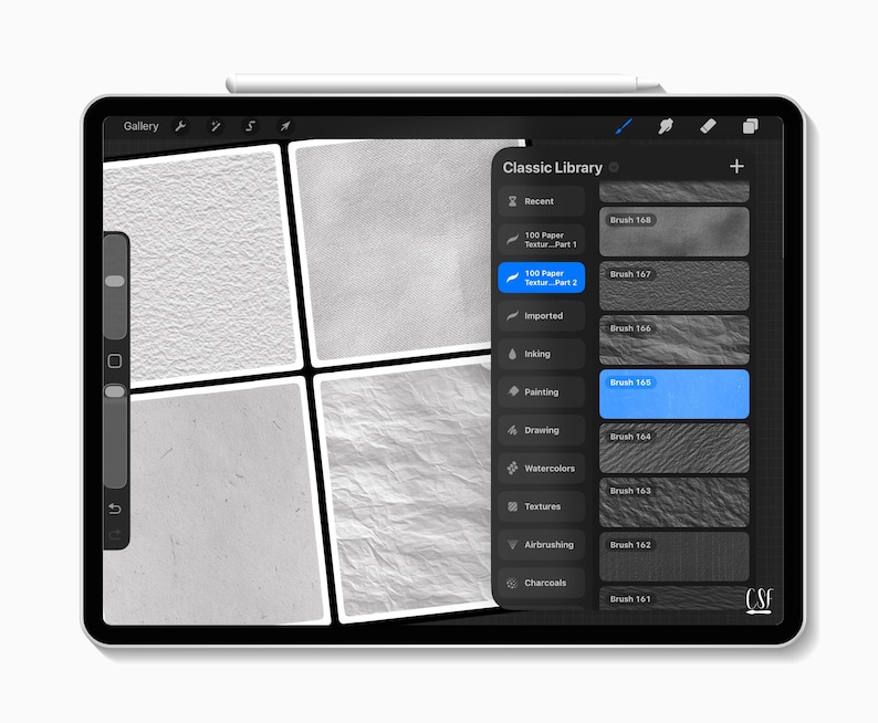 Puede incluir: Una tableta digital que muestra una interfaz de aplicaci&oacute;n de dibujo. La pantalla muestra una selecci&oacute;n de texturas de papel y opciones de pinceles. Un l&aacute;piz &oacute;ptico blanco descansa en el borde superior. La biblioteca de la aplicaci&oacute;n es "Classic Library".