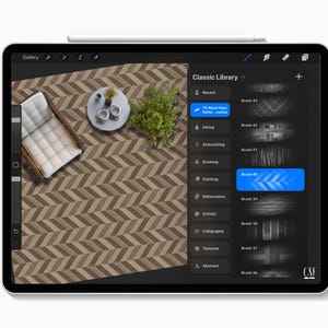 Puede incluir: Una pantalla de tableta digital que muestra una interfaz de software de dise&ntilde;o con un men&uacute; Classic Library. El espacio de trabajo muestra una vista superior de una habitaci&oacute;n con un suelo de madera en espiga, un sill&oacute;n blanco, una mesa redonda y una planta verde.