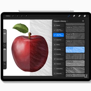 Puede incluir: Ilustraci&oacute;n digital de una manzana roja con una hoja verde, dividida para mostrar una superficie texturizada. La imagen se muestra en una tableta con un l&aacute;piz &oacute;ptico, mostrando herramientas de arte digital.