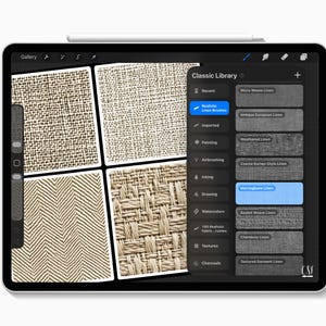 以下が含まれることがあります： Classic Libraryメニューが表示されたソフトウェアインターフェースのデジタルタブレット画面。メニューにはRealistic Linen BrushesやHerringbone Linenなどのブラシカテゴリがリストされています。4つの正方形のサンプルには、さまざまな生地の質感が表示されています。