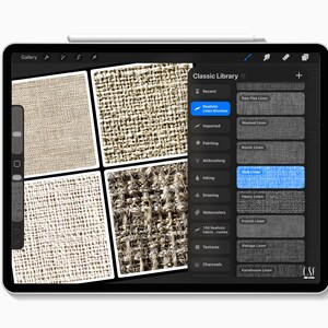 以下が含まれることがあります： Classic Libraryメニューを備えたソフトウェアインターフェースを表示するデジタルタブレット画面。メニューには、Raw Flax、Washed、Rustic、Slub、Heavy、French、Vintage、Farmhouse Linenなどのさまざまなリネンブラシオプションがリストされています。4つの正方形のサンプルは、ベージュと茶色の異なる織物テクスチャを示しています。
