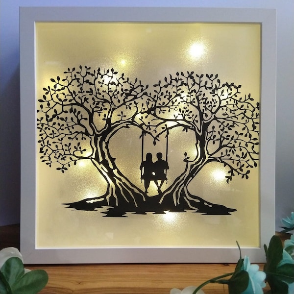 Bilderrahmen beleuchtete Wanddeko mit Motiv Paar auf Schaukel mit Baum und Herz, Geschenk, Hochzeit, Geburtstag