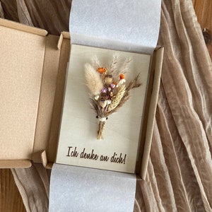 Holzkarte mit Gravur und Trockenblumenstrauß - "Ich denke an dich" | Kleinigkeit verschenken
