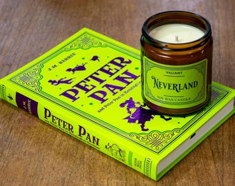 Set composto dal libro di Peter Pan e dalla candela di soia "L'Isola che non c'è".