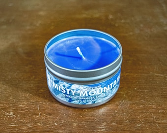 Candela di cera di soia Misty Mountain / Il Signore degli Anelli / Profuma di ambra, fumo, muschio di quercia e montagne invernali