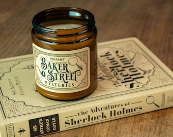 Set composto da libro e candela di Sherlock Holmes / Atmosfera affumicata e sofisticata / Candela e libro a tema "I misteri di Baker Street"