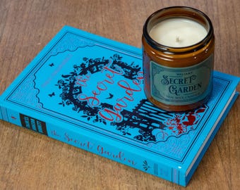 Set composto dal libro "Il giardino segreto" e dalla candela di soia alle rose.