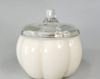 Candela satinata alla zucca bianca / Barattolo di zucca / Vite di zucca, foglie autunnali, cannella, chiodi di garofano, caramello / Autunno / Candela di lusso