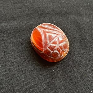 Bellissimo antico corniola agata egizia bambino scarabeo amuleto intaglio guerriero sigillo timbro perlina