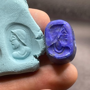 Bellissimo vecchio timbro di sigillo intaglio con faccia di re del Vicino Oriente in lapislazzuli con impressione