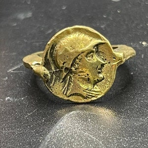 Wunderschöner Antiker Atemberaubender Gold Vergoldung Messing Unikat Ring mit der großen Alexander König Kleine Münze auf der Oberseite