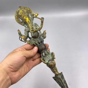 Bellissimo pugnale antico indo-tibetano dorato con motivo di Buddha e drago Ganesh, grande