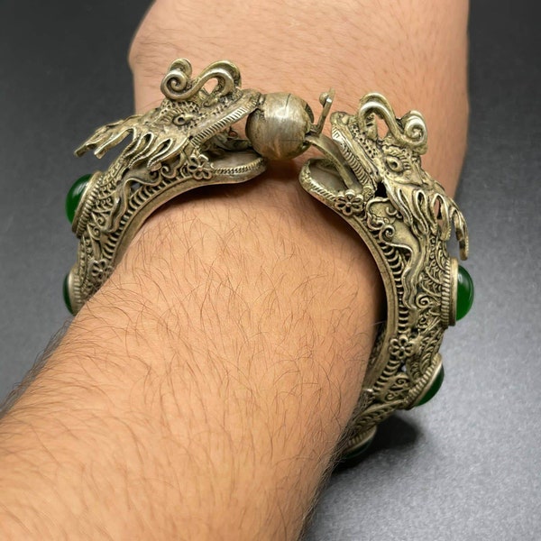 Magnifique serpent massif tibétain en argent antique sculpté, beau bracelet jonc/bracelet avec inserts de pierres vertes