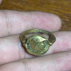 Vintage Atemberaubende Gold Vergoldung Messing Einzigartige Ring mit der Großen Alexander King Kleine Münze Auf