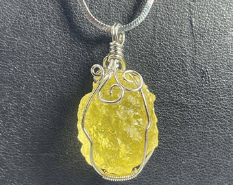 Colgante de cristal del desierto libio: cristal de tectita en bruto con cadena de acero inoxidable