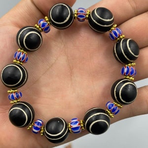 Etched Agate 4 Stripes Pyu Tibetan Bracelet: 9 Beads
