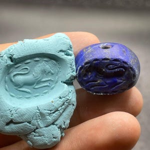 Perlina unica con timbro di intaglio del vicino oriente in lapislazzuli antico con impressione