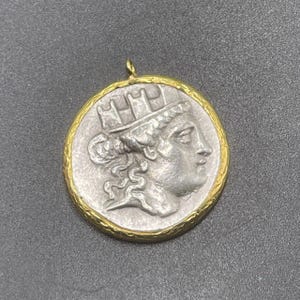 Schöne Antike Antike Antike Römische Reich Bronze echte Münze Vergoldetes Messing Königin Gesicht Münze Anhänger Tragbar