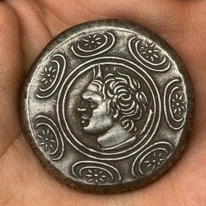 Moneta di qualità museale con immagine di un antico re sasanide, rara e rivestita in bronzo