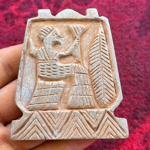 Einzigartige alte Nahöstliche Steinkönig Intaglio Geschnitzte Anhängerfliese