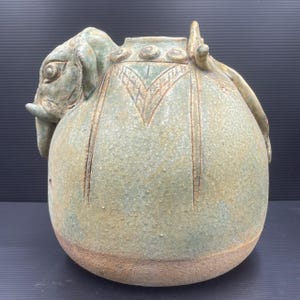 Récipient ancien en poterie et céramique du Proche-Orient avec une figure d&#39;éléphant