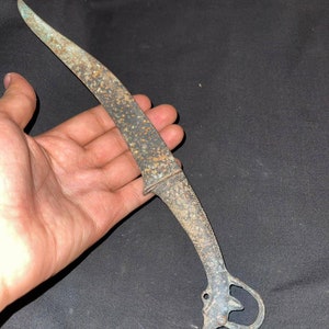 Meraviglioso coltello corto in bronzo dell'epoca romana con testa di animale, artefatto del III secolo, coltello unico