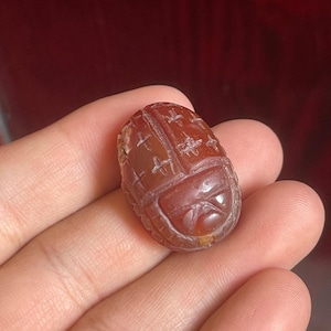 Belle agate ancienne égyptienne bébé scarabée amulette sceau taille-douce perle
