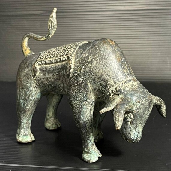 素晴らしい古代ローマのブロンズ牛の像彫刻 紀元100～300年頃 装飾的な