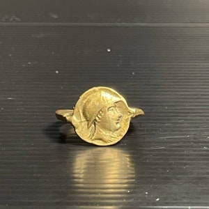 Schöne Antike atemberaubende Gold Vergoldung Messing Einzigartige Ring mit der großen Alexander King kleine Münze an der Spitze
