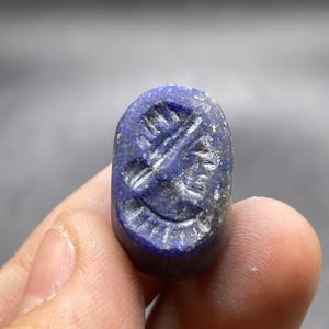 Bellissimo vecchio timbro di sigillo intaglio con faccia di re del Vicino Oriente in lapislazzuli con impressione