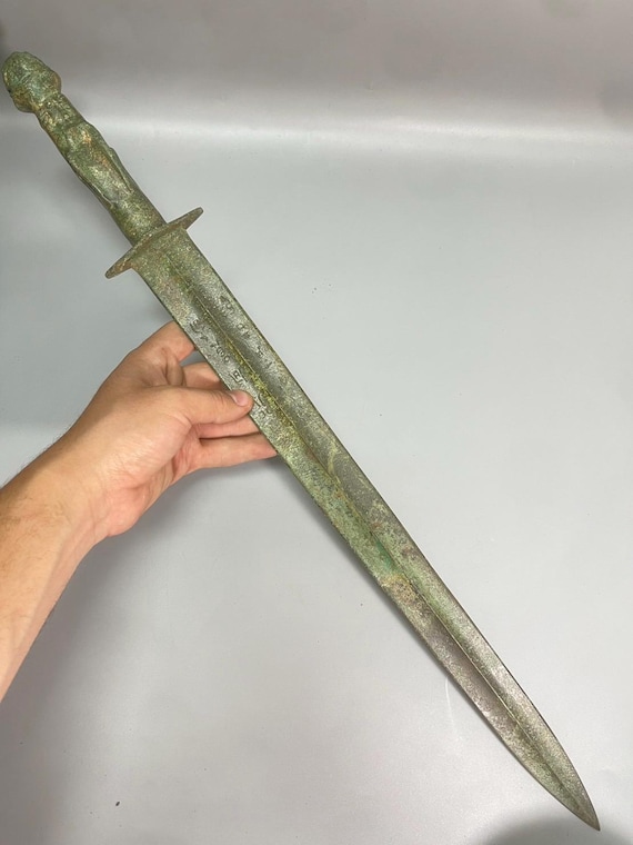 青銅剣　鞘付　銅製置物　インテリア置物　青銅器　長さ62CM　刀剣美術　置物 古代近東青銅剣：龍彫り柄プギオ - Etsy 日本