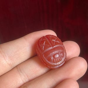 Bellissimo antico amuleto con intaglio di corniola, agata egizia, scarabeo, viso del re, timbro di sigillo, perlina