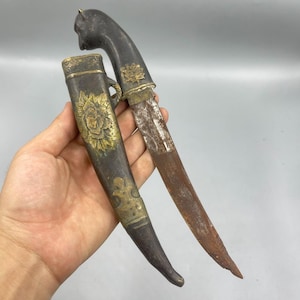 Coltello antico in bronzo dorato del Medio Oriente del XIX secolo con coperchio e testa di scimmia, molto bello, unico