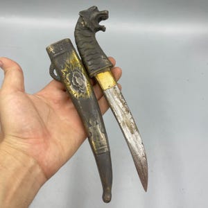 Bellissimo coltello in bronzo dorato antico mediorientale del XIX secolo con coperchio e testa di leone, molto bello, unico