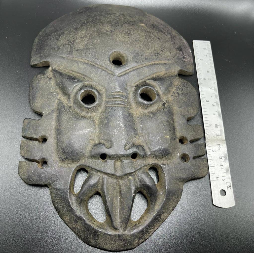 飾り壺　銅製 A bronze 'dragon' ritual vessel, gui, Late Shang dynasty