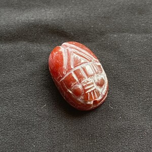 Bellissimo antico amuleto con intaglio di agata corniola egiziana, timbro di sigillo, perlina