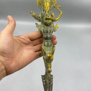 Bellissimo pugnale antico indo-tibetano dorato con motivo di Buddha e drago Ganesh, grande