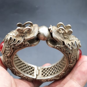 Prachtige antieke bronzen Tibetaans massieve slangenkoppen gesneden mooie armband met stenen